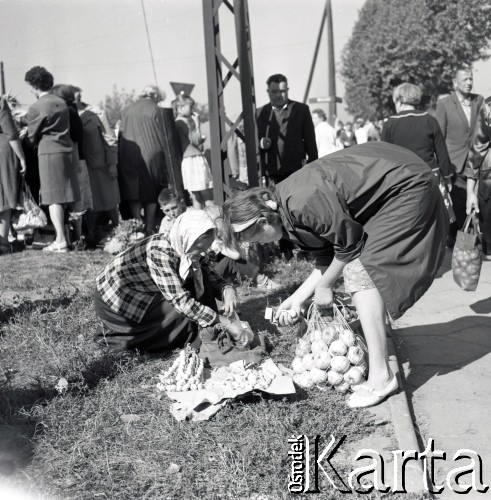 Lata 60., Warszawa, Polska.
Targowisko na ulicy Marymonckiej.
Fot. Marek Zürn, zbiory Fundacji Ośrodka KARTA