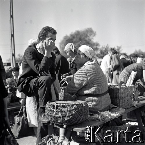 Lata 60., Warszawa, Polska.
Targowisko na ulicy Marymonckiej.
Fot. Marek Zürn, zbiory Fundacji Ośrodka KARTA