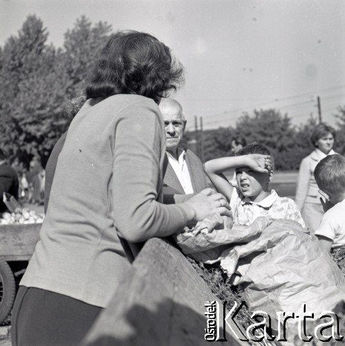 Lata 60., Warszawa, Polska.
Targowisko na ulicy Marymonckiej.
Fot. Marek Zürn, zbiory Fundacji Ośrodka KARTA