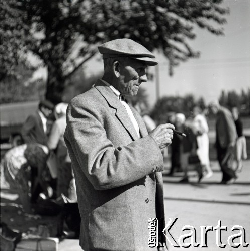 Lata 60., Warszawa, Polska.
Targowisko na ulicy Marymonckiej.
Fot. Marek Zürn, zbiory Fundacji Ośrodka KARTA