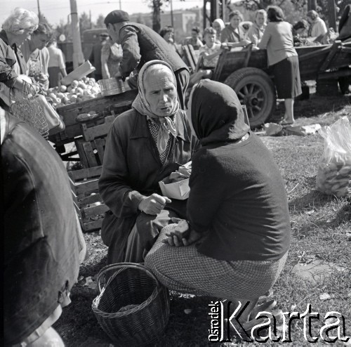 Lata 60., Warszawa, Polska.
Targowisko na ulicy Marymonckiej.
Fot. Marek Zürn, zbiory Fundacji Ośrodka KARTA