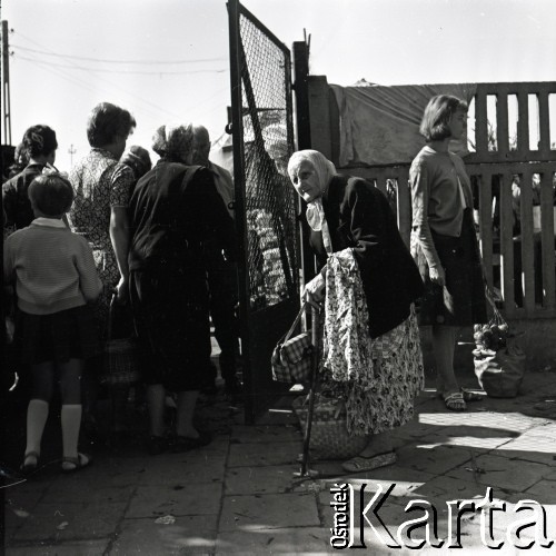 Lata 60., Warszawa, Polska.
Targowisko na ulicy Marymonckiej.
Fot. Marek Zürn, zbiory Fundacji Ośrodka KARTA