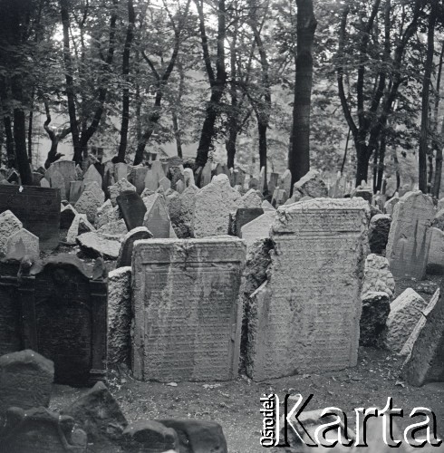 Lata 60., Kraków, Polska.
Remuh - cmentarz żydowski na krakowskim Kazimierzu.
Fot. Marek Zürn, zbiory Fundacji Ośrodka KARTA