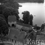 Lata 60., Łagów, Polska.
Jezioro Łagowskie i zabudowania, widok z wieży zamku joannitów.
Fot. Marek Zürn, zbiory Fundacji Ośrodka KARTA