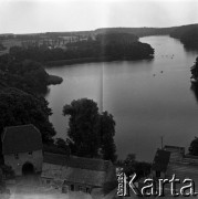 Lata 60., Łagów, Polska.
Jezioro Łagowskie i zabudowania, widok z wieży zamku joannitów.
Fot. Marek Zürn, zbiory Fundacji Ośrodka KARTA