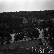 Lata 60., Łagów, Polska.
Miasteczko i jezioro, widok z góry.
Fot. Marek Zürn, zbiory Fundacji Ośrodka KARTA