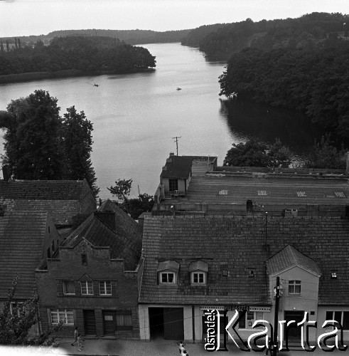 Lata 60., Łagów, Polska.
Jezioro Łagowskie i zabudowania, widok z wieży zamku joannitów.
Fot. Marek Zürn, zbiory Fundacji Ośrodka KARTA