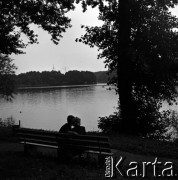 Lata 60., Łagów, Polska.
Para na ławce nad jeziorem.
Fot. Marek Zürn, zbiory Fundacji Ośrodka KARTA