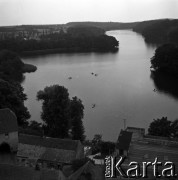 Lata 60., Łagów, Polska.
Jezioro Łagowskie i zabudowania, widok z wieży zamku joannitów.
Fot. Marek Zürn, zbiory Fundacji Ośrodka KARTA