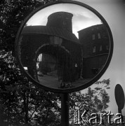 Lata 60., Łagów, Polska.
Zabudowania zamku joannitów - odbicie w lustrze.
Fot. Marek Zürn, zbiory Fundacji Ośrodka KARTA