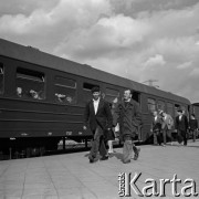 1964, Warszawa, Polska.
Dworzec Gdański, n/z podróżni na peronie.
Fot. Marek Zürn, zbiory Fundacji Ośrodka KARTA