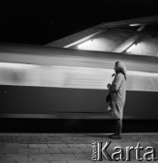 1964, Warszawa, Polska.
Dworzec PKP Powiśle, n/z kobieta na peronie.
Fot. Marek Zürn, zbiory Fundacji Ośrodka KARTA
