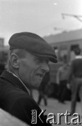 1964, Warszawa, Polska.
Dworzec Gdański, n/z mężczyzna na peronie.
Fot. Marek Zürn, zbiory Fundacji Ośrodka KARTA