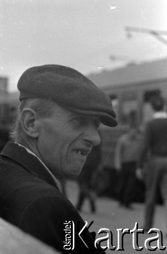 1964, Warszawa, Polska.
Dworzec Gdański, n/z mężczyzna na peronie.
Fot. Marek Zürn, zbiory Fundacji Ośrodka KARTA