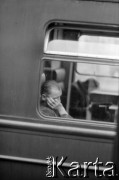 1964, Warszawa, Polska.
Dworzec Gdański, n/z pasażerowie w pociągu.
Fot. Marek Zürn, zbiory Fundacji Ośrodka KARTA