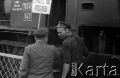 1964, Warszawa, Polska.
Dworzec Gdański, n/z kolejarze.
Fot. Marek Zürn, zbiory Fundacji Ośrodka KARTA