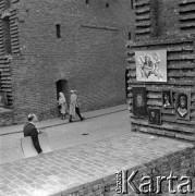 Lata 60., Warszawa, Polska.
Sprzedaż obrazów na Barbakanie.
Fot. Marek Zürn, zbiory Fundacji Ośrodka KARTA