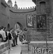 Lata 60., Warszawa, Polska.
Sprzedaż obrazów na Barbakanie.
Fot. Marek Zürn, zbiory Fundacji Ośrodka KARTA