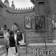 Lata 60., Warszawa, Polska.
Sprzedaż obrazów na Barbakanie.
Fot. Marek Zürn, zbiory Fundacji Ośrodka KARTA
