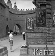 Lata 60., Warszawa, Polska.
Sprzedaż obrazów na Barbakanie.
Fot. Marek Zürn, zbiory Fundacji Ośrodka KARTA