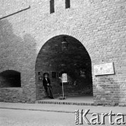 Lata 60., Warszawa, Polska.
Sprzedaż obrazów na Barbakanie.
Fot. Marek Zürn, zbiory Fundacji Ośrodka KARTA
