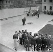 09.1969, Płock, Polska.
Uroczystość odsłonięcia Pomnika 13 Straconych, upamiętniającego członków ruchu oporu straconych w tym miejscu przez hitlerowców w 1942 roku.
Fot. Marek Zürn, zbiory Fundacji Ośrodka KARTA