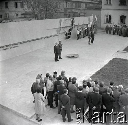 09.1969, Płock, Polska.
Uroczystość odsłonięcia Pomnika 13 Straconych, upamiętniającego członków ruchu oporu straconych w tym miejscu przez hitlerowców w 1942 roku.
Fot. Marek Zürn, zbiory Fundacji Ośrodka KARTA