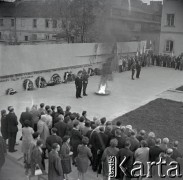 09.1969, Płock, Polska.
Uroczystość odsłonięcia Pomnika 13 Straconych, upamiętniającego członków ruchu oporu straconych w tym miejscu przez hitlerowców w 1942 roku.
Fot. Marek Zürn, zbiory Fundacji Ośrodka KARTA