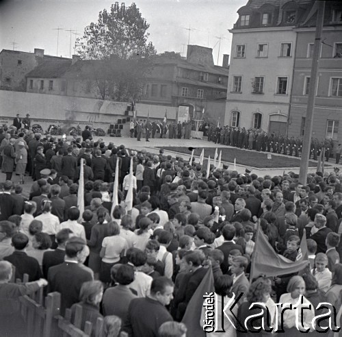 09.1969, Płock, Polska.
Uroczystość odsłonięcia Pomnika 13 Straconych, upamiętniającego członków ruchu oporu straconych w tym miejscu przez hitlerowców w 1942 roku.
Fot. Marek Zürn, zbiory Fundacji Ośrodka KARTA