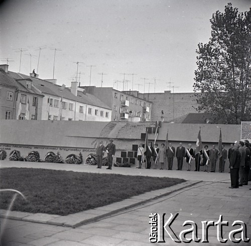 09.1969, Płock, Polska.
Uroczystość odsłonięcia Pomnika 13 Straconych, upamiętniającego członków ruchu oporu straconych w tym miejscu przez hitlerowców w 1942 roku.
Fot. Marek Zürn, zbiory Fundacji Ośrodka KARTA