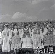 04.09.1966, Warszawa, Polska.
Centralne Dożynki (Dożynki Tysiąclecia) na stadionie X-lecia, n/z występy zespołów ludowych.
Fot. Marek Zürn, zbiory Fundacji Ośrodka KARTA