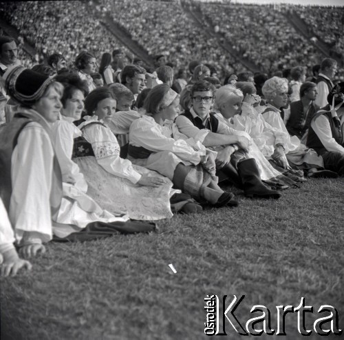 04.09.1966, Warszawa, Polska.
Centralne Dożynki (Dożynki Tysiąclecia) na stadionie X-lecia, n/z występy zespołów ludowych.
Fot. Marek Zürn, zbiory Fundacji Ośrodka KARTA