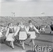 04.09.1966, Warszawa, Polska.
Centralne Dożynki (Dożynki Tysiąclecia) na stadionie X-lecia, n/z występy zespołów ludowych.
Fot. Marek Zürn, zbiory Fundacji Ośrodka KARTA