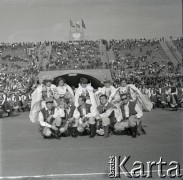 04.09.1966, Warszawa, Polska.
Centralne Dożynki (Dożynki Tysiąclecia) na stadionie X-lecia, n/z występy zespołów ludowych.
Fot. Marek Zürn, zbiory Fundacji Ośrodka KARTA