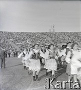 04.09.1966, Warszawa, Polska.
Centralne Dożynki (Dożynki Tysiąclecia) na stadionie X-lecia, n/z występy zespołów ludowych.
Fot. Marek Zürn, zbiory Fundacji Ośrodka KARTA
