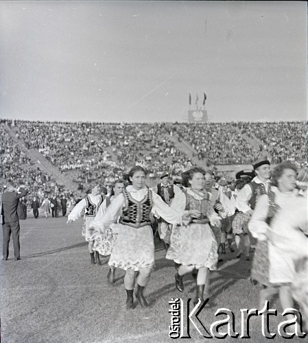 04.09.1966, Warszawa, Polska.
Centralne Dożynki (Dożynki Tysiąclecia) na stadionie X-lecia, n/z występy zespołów ludowych.
Fot. Marek Zürn, zbiory Fundacji Ośrodka KARTA