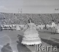 04.09.1966, Warszawa, Polska.
Centralne Dożynki (Dożynki Tysiąclecia) na stadionie X-lecia, n/z występy zespołów ludowych.
Fot. Marek Zürn, zbiory Fundacji Ośrodka KARTA