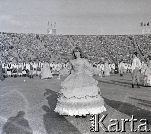 04.09.1966, Warszawa, Polska.
Centralne Dożynki (Dożynki Tysiąclecia) na stadionie X-lecia, n/z występy zespołów ludowych.
Fot. Marek Zürn, zbiory Fundacji Ośrodka KARTA
