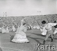 04.09.1966, Warszawa, Polska.
Centralne Dożynki (Dożynki Tysiąclecia) na stadionie X-lecia, n/z występy zespołów ludowych.
Fot. Marek Zürn, zbiory Fundacji Ośrodka KARTA