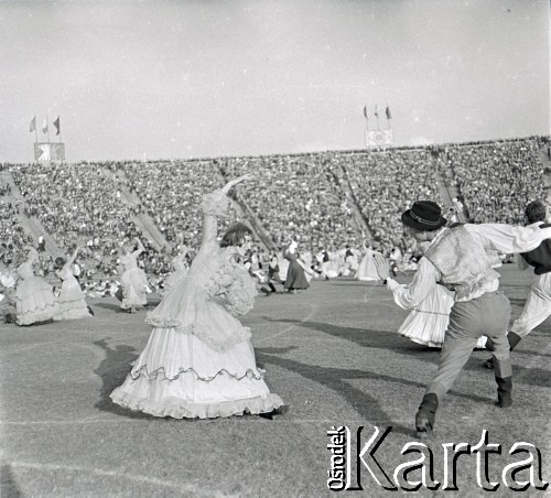 04.09.1966, Warszawa, Polska.
Centralne Dożynki (Dożynki Tysiąclecia) na stadionie X-lecia, n/z występy zespołów ludowych.
Fot. Marek Zürn, zbiory Fundacji Ośrodka KARTA