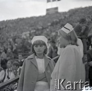 04.09.1966, Warszawa, Polska.
Centralne Dożynki (Dożynki Tysiąclecia) na stadionie X-lecia, n/z obsługa medyczna.
Fot. Marek Zürn, zbiory Fundacji Ośrodka KARTA