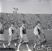 04.09.1966, Warszawa, Polska.
Centralne Dożynki (Dożynki Tysiąclecia) na stadionie X-lecia, n/z występy zespołów ludowych.
Fot. Marek Zürn, zbiory Fundacji Ośrodka KARTA