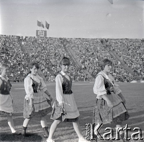 04.09.1966, Warszawa, Polska.
Centralne Dożynki (Dożynki Tysiąclecia) na stadionie X-lecia, n/z występy zespołów ludowych.
Fot. Marek Zürn, zbiory Fundacji Ośrodka KARTA