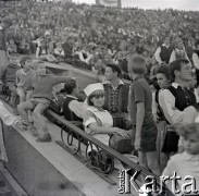 04.09.1966, Warszawa, Polska.
Centralne Dożynki (Dożynki Tysiąclecia) na stadionie X-lecia, n/z obsługa medyczna.
Fot. Marek Zürn, zbiory Fundacji Ośrodka KARTA