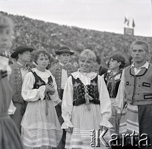 04.09.1966, Warszawa, Polska.
Centralne Dożynki (Dożynki Tysiąclecia) na stadionie X-lecia, n/z występy zespołów ludowych.
Fot. Marek Zürn, zbiory Fundacji Ośrodka KARTA