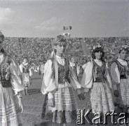 04.09.1966, Warszawa, Polska.
Centralne Dożynki (Dożynki Tysiąclecia) na stadionie X-lecia, n/z występy zespołów ludowych.
Fot. Marek Zürn, zbiory Fundacji Ośrodka KARTA