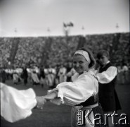 04.09.1966, Warszawa, Polska.
Centralne Dożynki (Dożynki Tysiąclecia) na stadionie X-lecia, n/z występy zespołów ludowych.
Fot. Marek Zürn, zbiory Fundacji Ośrodka KARTA