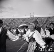 04.09.1966, Warszawa, Polska.
Centralne Dożynki (Dożynki Tysiąclecia) na stadionie X-lecia, n/z występy zespołów ludowych.
Fot. Marek Zürn, zbiory Fundacji Ośrodka KARTA