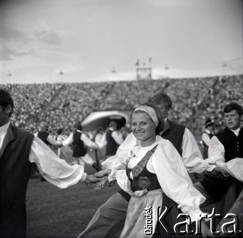 04.09.1966, Warszawa, Polska.
Centralne Dożynki (Dożynki Tysiąclecia) na stadionie X-lecia, n/z występy zespołów ludowych.
Fot. Marek Zürn, zbiory Fundacji Ośrodka KARTA