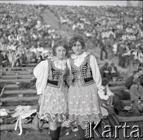 04.09.1966, Warszawa, Polska.
Centralne Dożynki (Dożynki Tysiąclecia) na stadionie X-lecia, n/z występy zespołów ludowych.
Fot. Marek Zürn, zbiory Fundacji Ośrodka KARTA